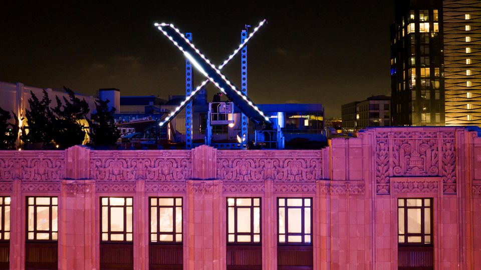 Illuminated "X" on the roof of the former Twitter headquarters
