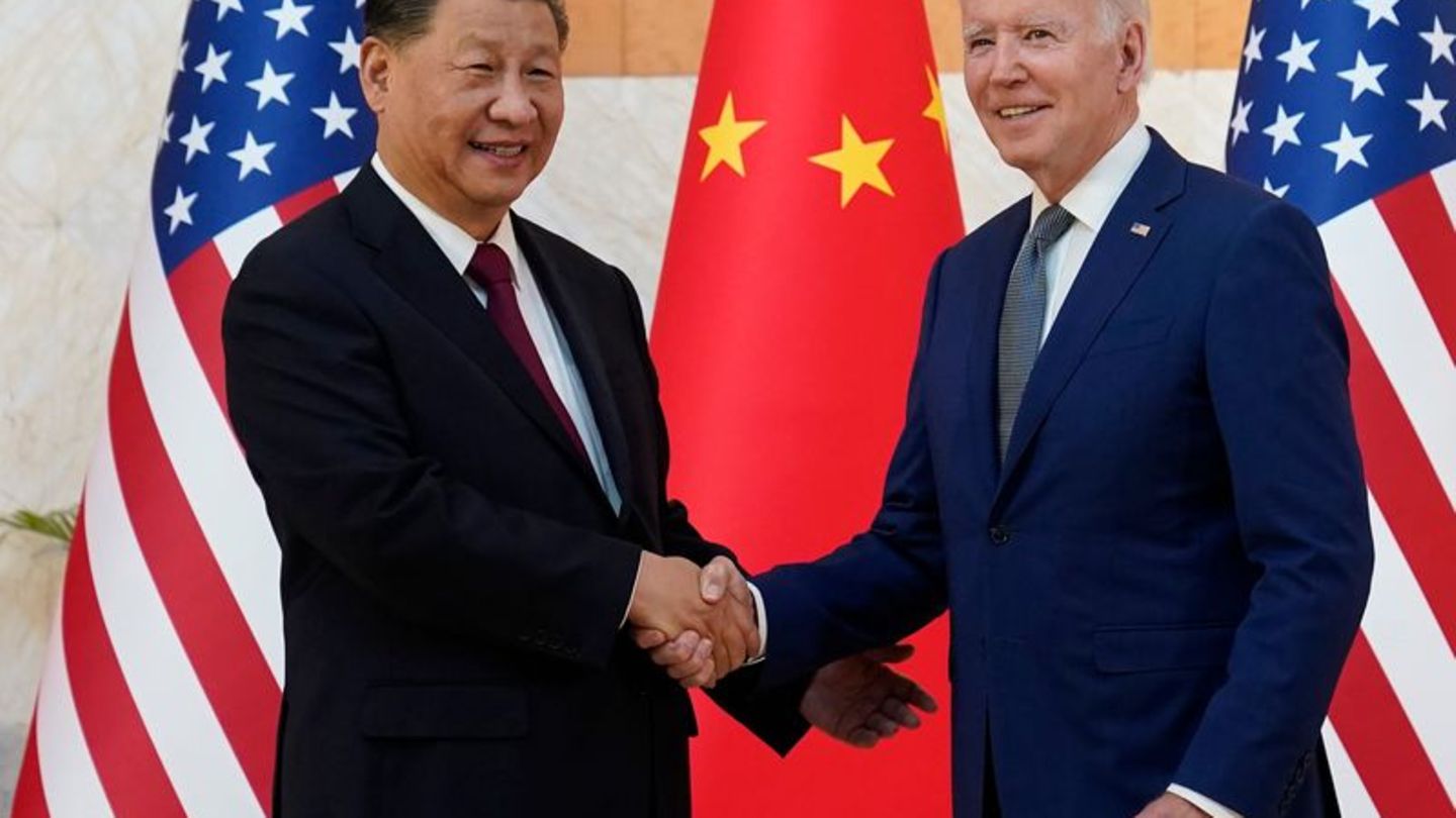 US-Präsident Joe Biden (r.) und der chinesische Präsident Xi Jinping bei ihrem Treffen vor dem G20-Gipfel im November 2022 auf B