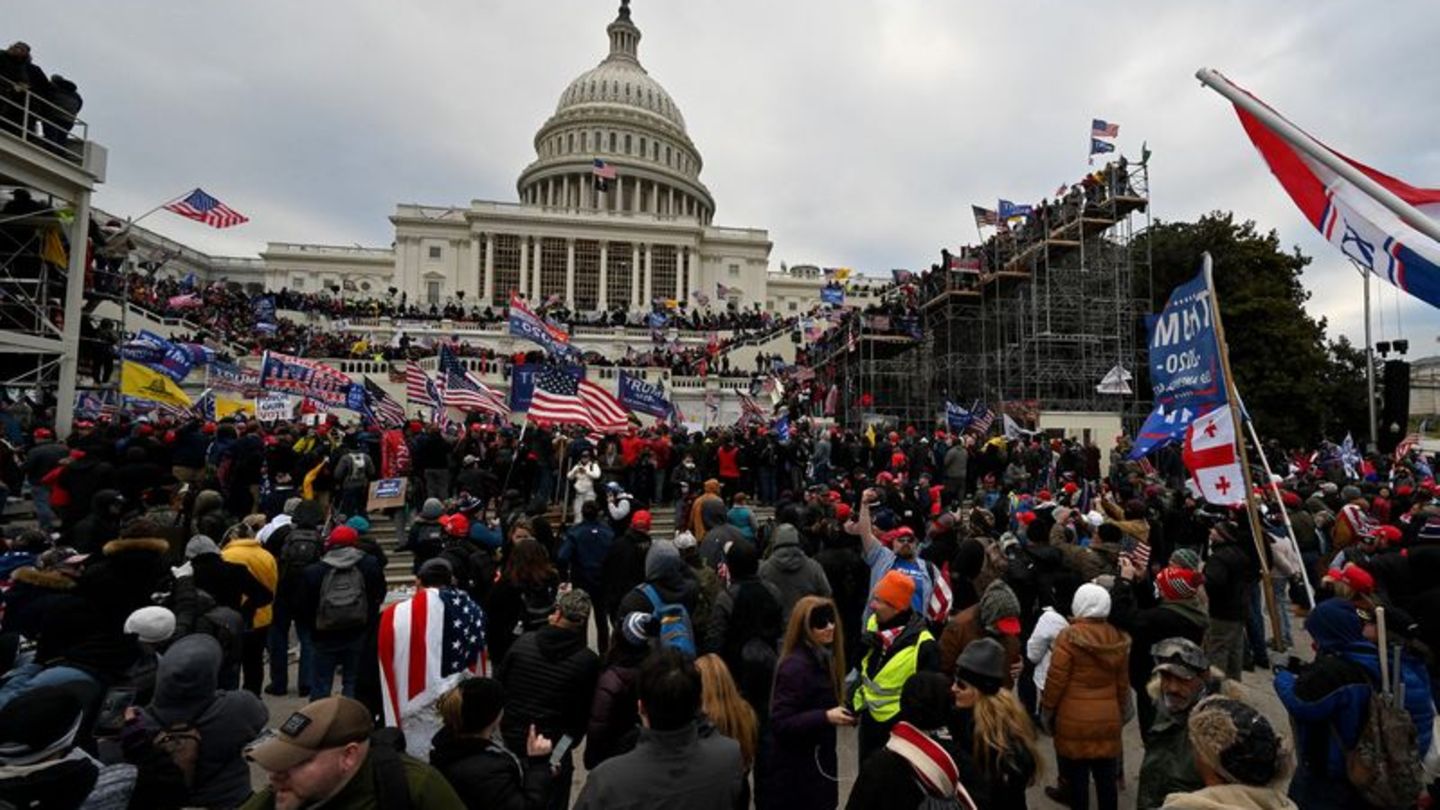 Trump-Anhänger stürmen am 6. Januar 2021 das US-Kapitol. Foto: Essdras M. Suarez/ZUMA Wire/dpa