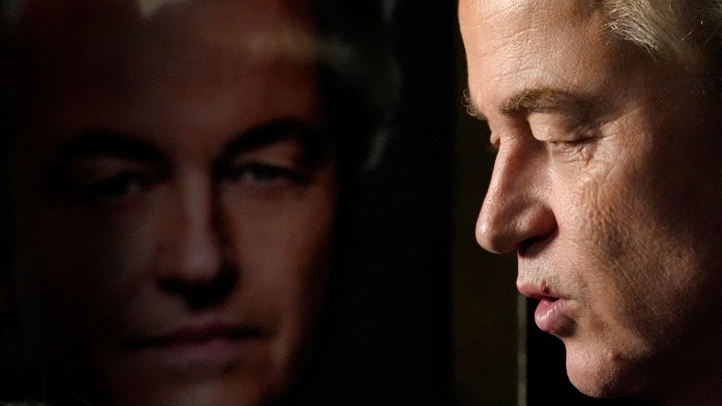Das Gesicht von Geert Wilders spiegelt sich in einer dunklen Glasscheibe