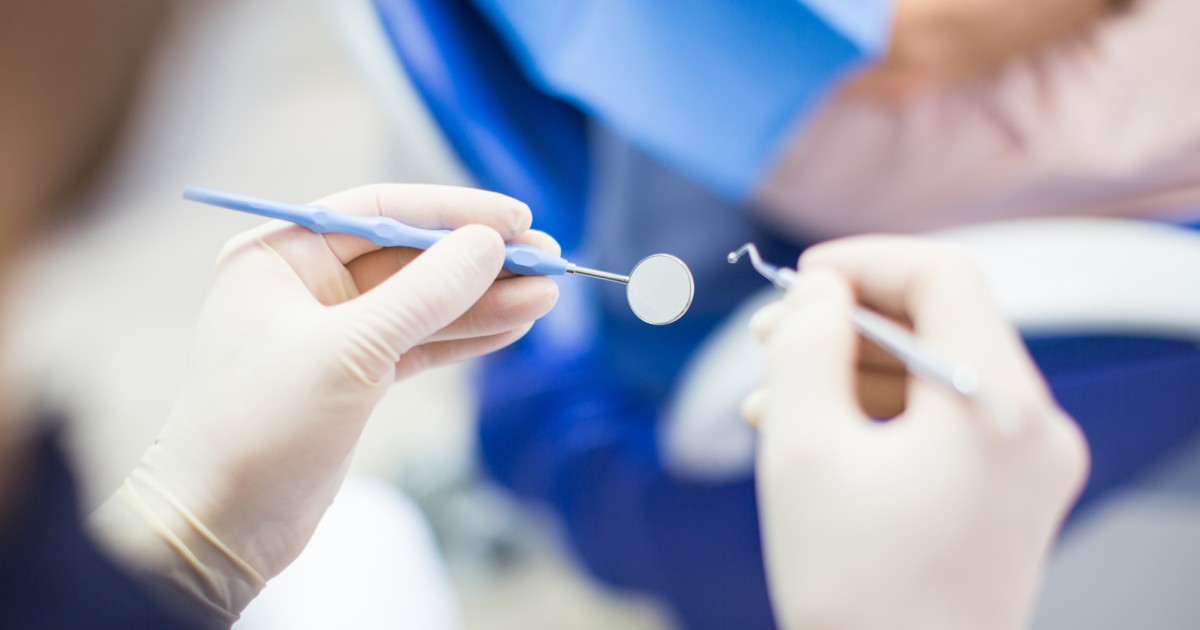 A woman sues her dentist: she alleges that he gave her 20 fillings, 8 crowns and 4 root canals in a single visit