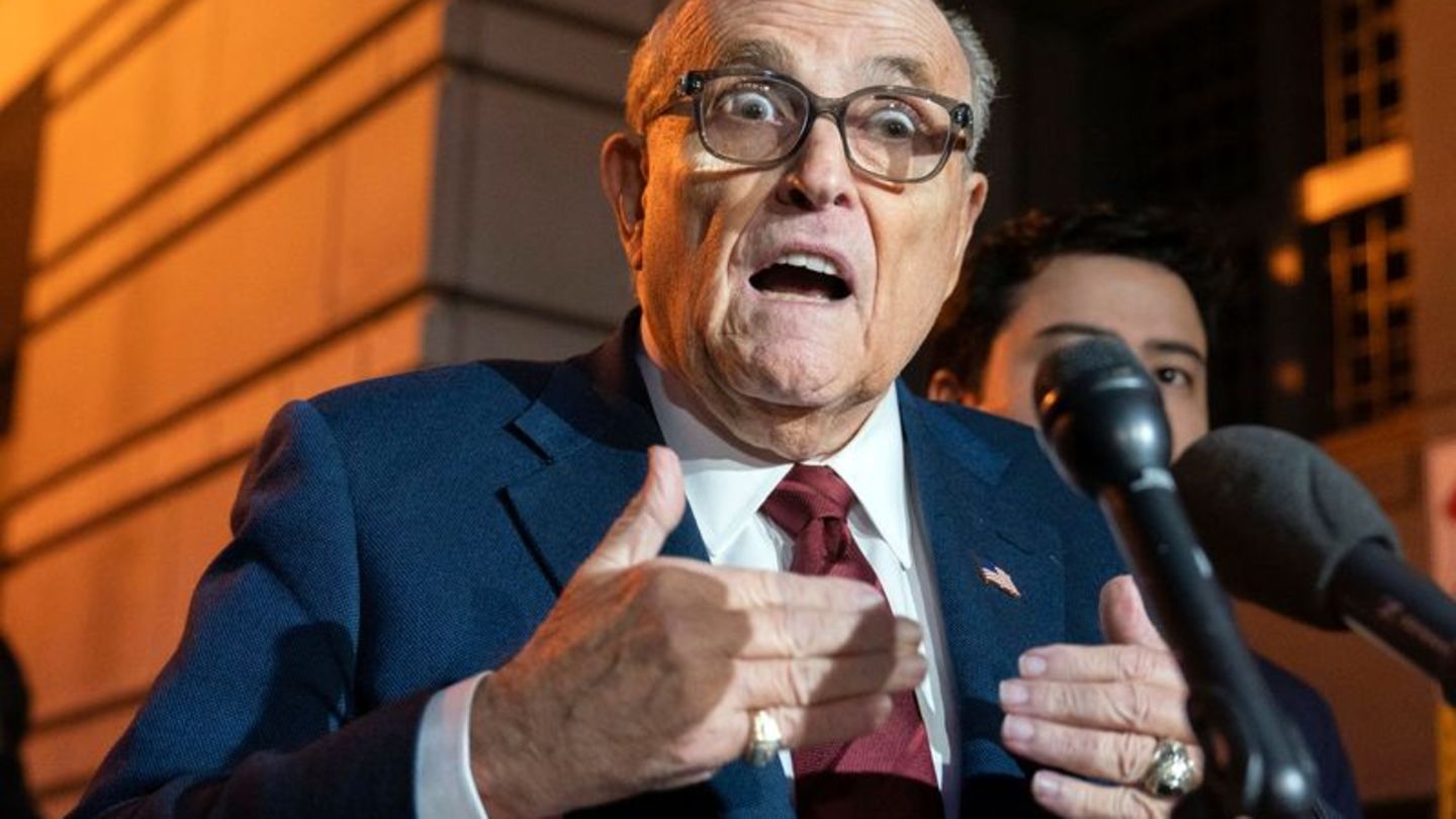Rudy Giuliani muss zwei ehemaligen Wahlhelferinnen knapp 150 Millionen Dollar Schadenersatz zahlen. Foto: Jose Luis Magana/AP/dp