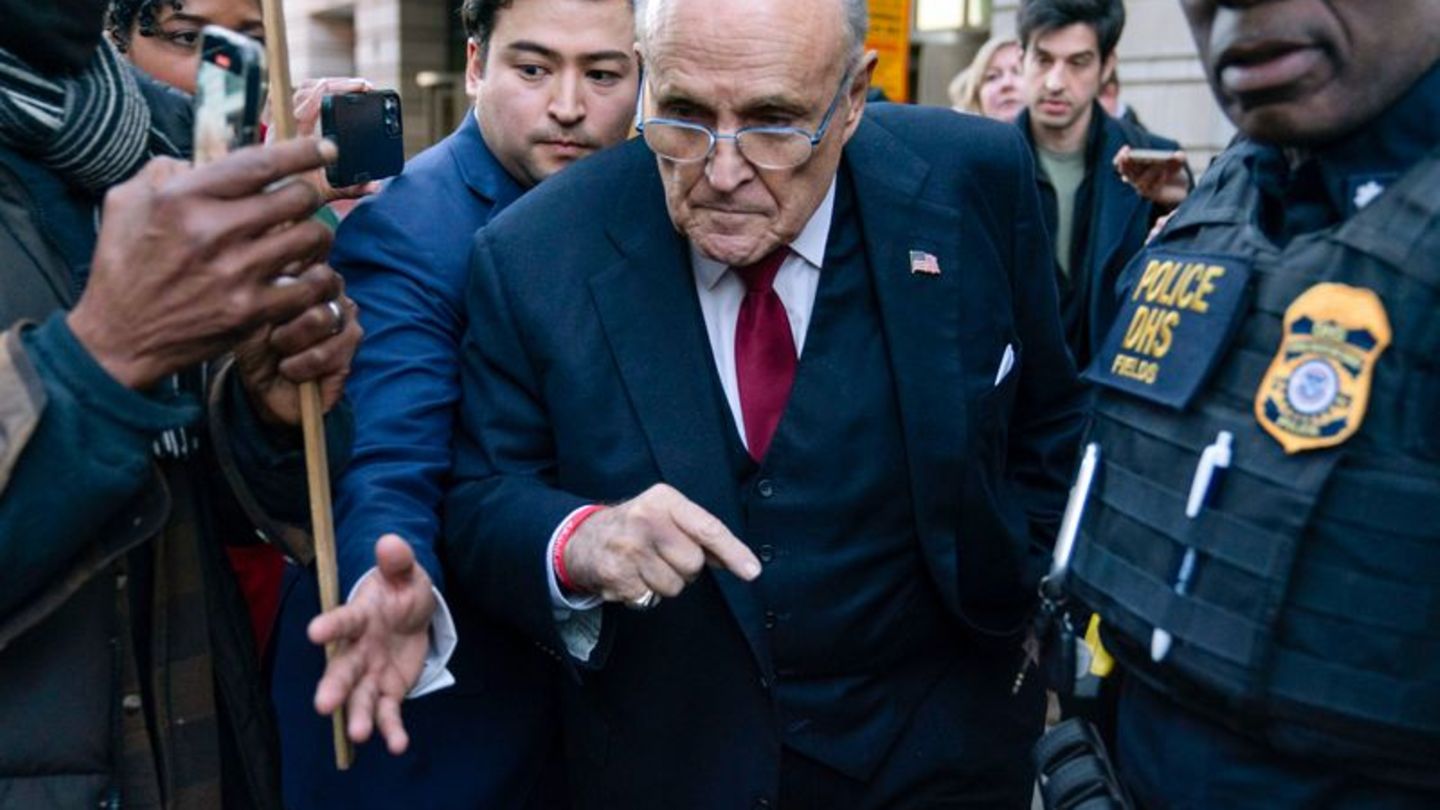Rudy Giuliani verlässt das Bundesgericht in Washington. Foto: Jose Luis Magana/AP/dpa