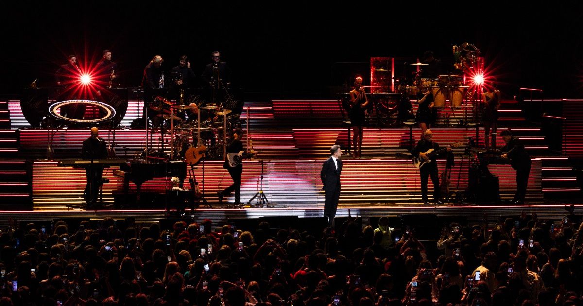 Luis Miguel suffers a fall during the concert