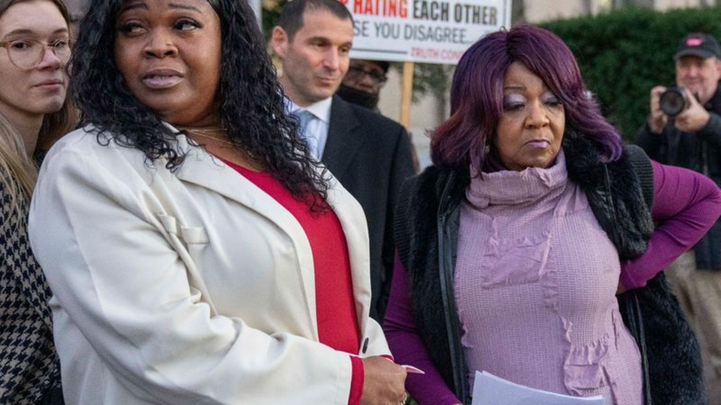 Shaye Moss (l) und ihre Mutter Ruby Freeman reichten eine Unterlassungsklage gegen Rudy Giuliani ein. Foto: Alex Brandon/AP