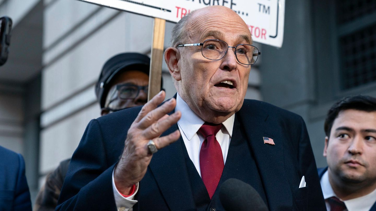 Rudy Giuliani bei einer Pressekonferenz nach dem Urteil in Washington am Freitag