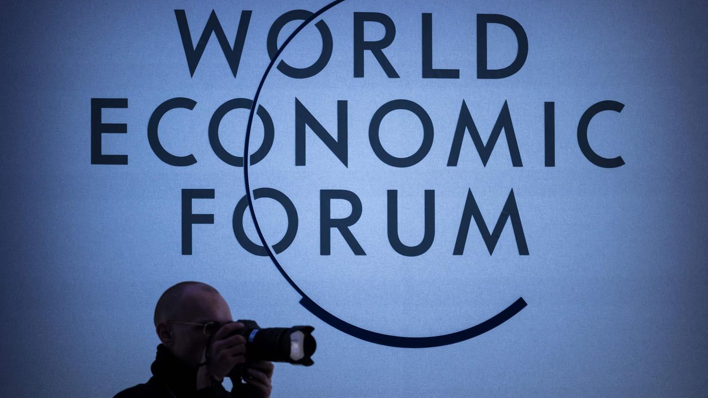 Ein Fotograf beim Weltwirtschaftsforum in Davos