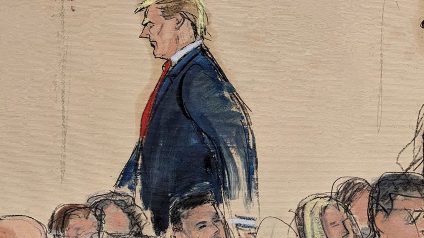 Diese Gerichtssaal-Skizze zeigt, wie der ehemalige Präsidenten Donald Trump (l) gefolgt von seinem Rechtsbeistand Boris Epshteyn