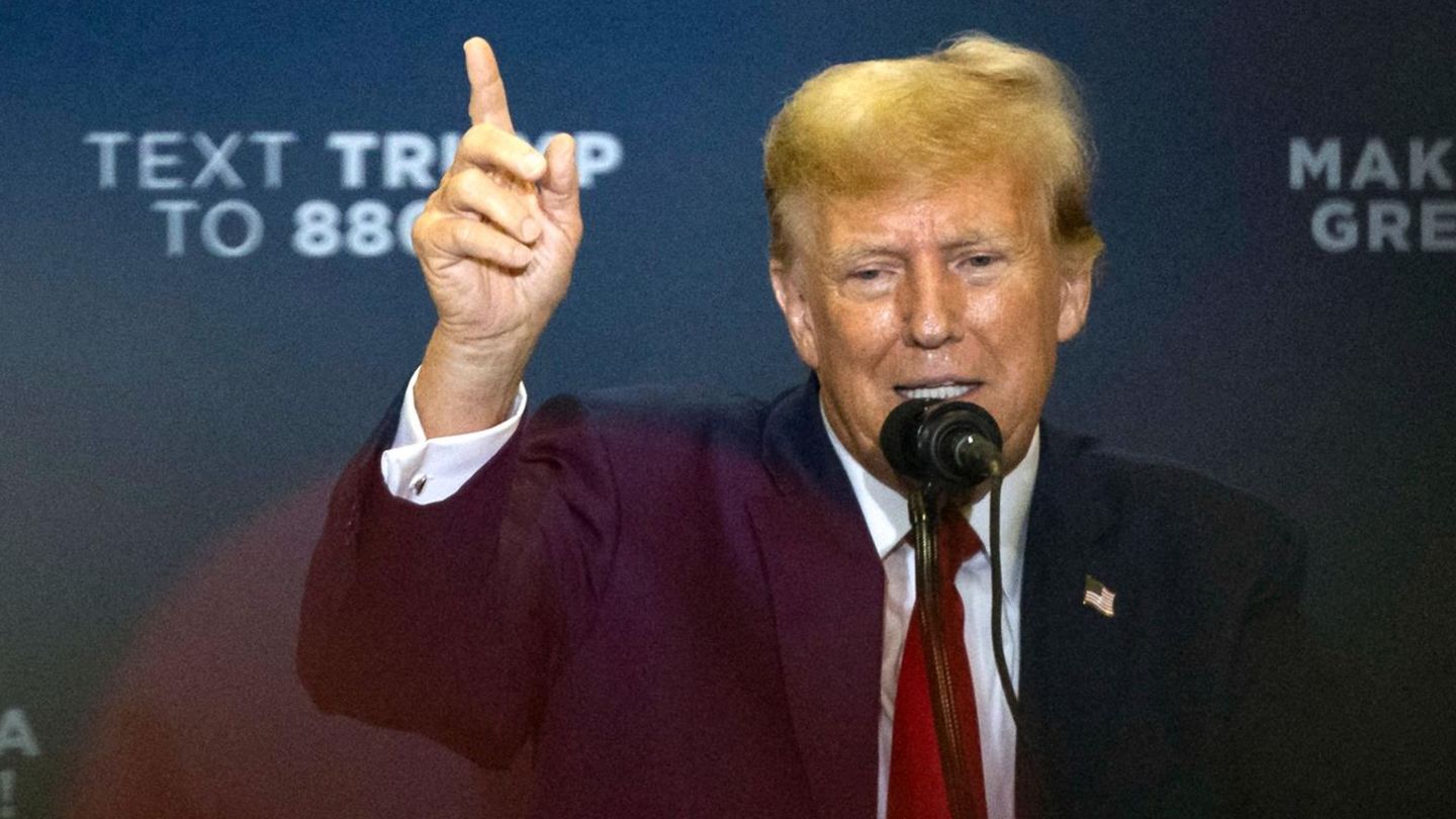 Ex-US-Präsident Donald Trump weist während einer Rede mit dem rechten Zeigefinger nach oben