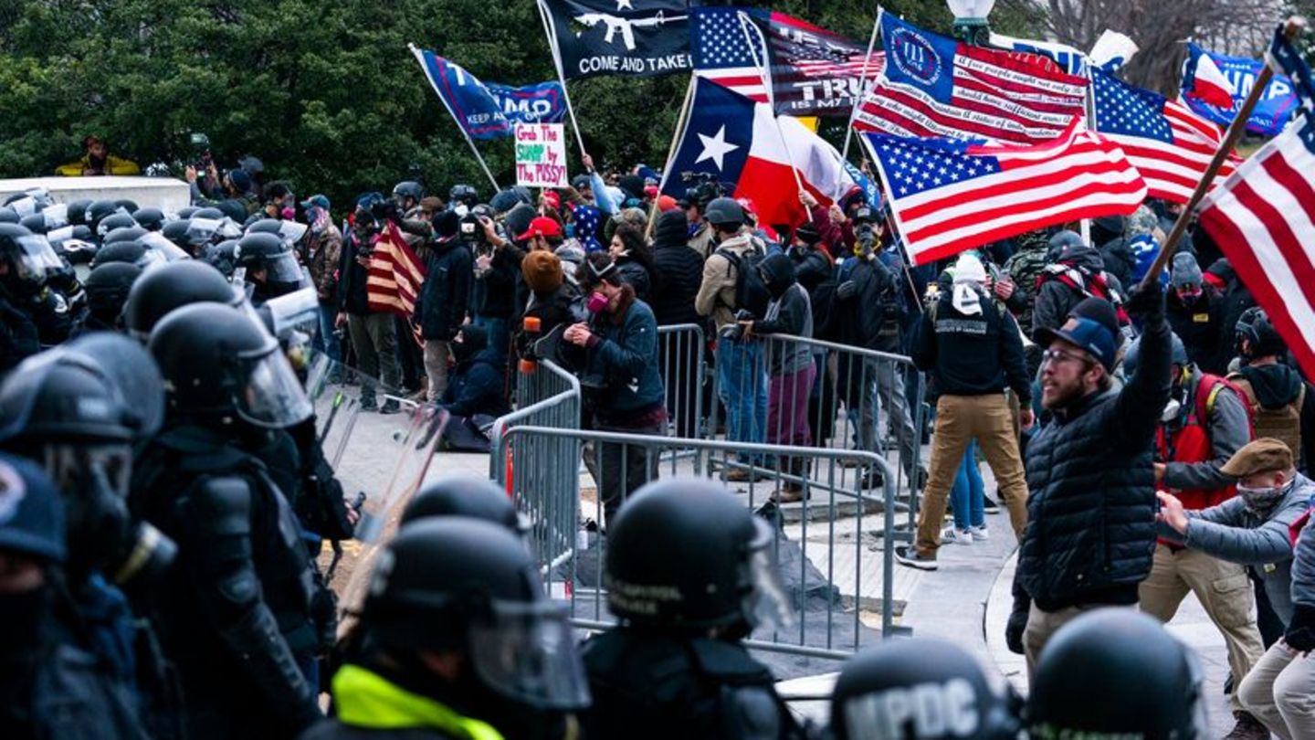 Unterstützer von Präsident Trump wurden 2021 von Beamten der US-Kapitolpolizei vor dem Regierungssitz konfrontiert. Foto: Manuel