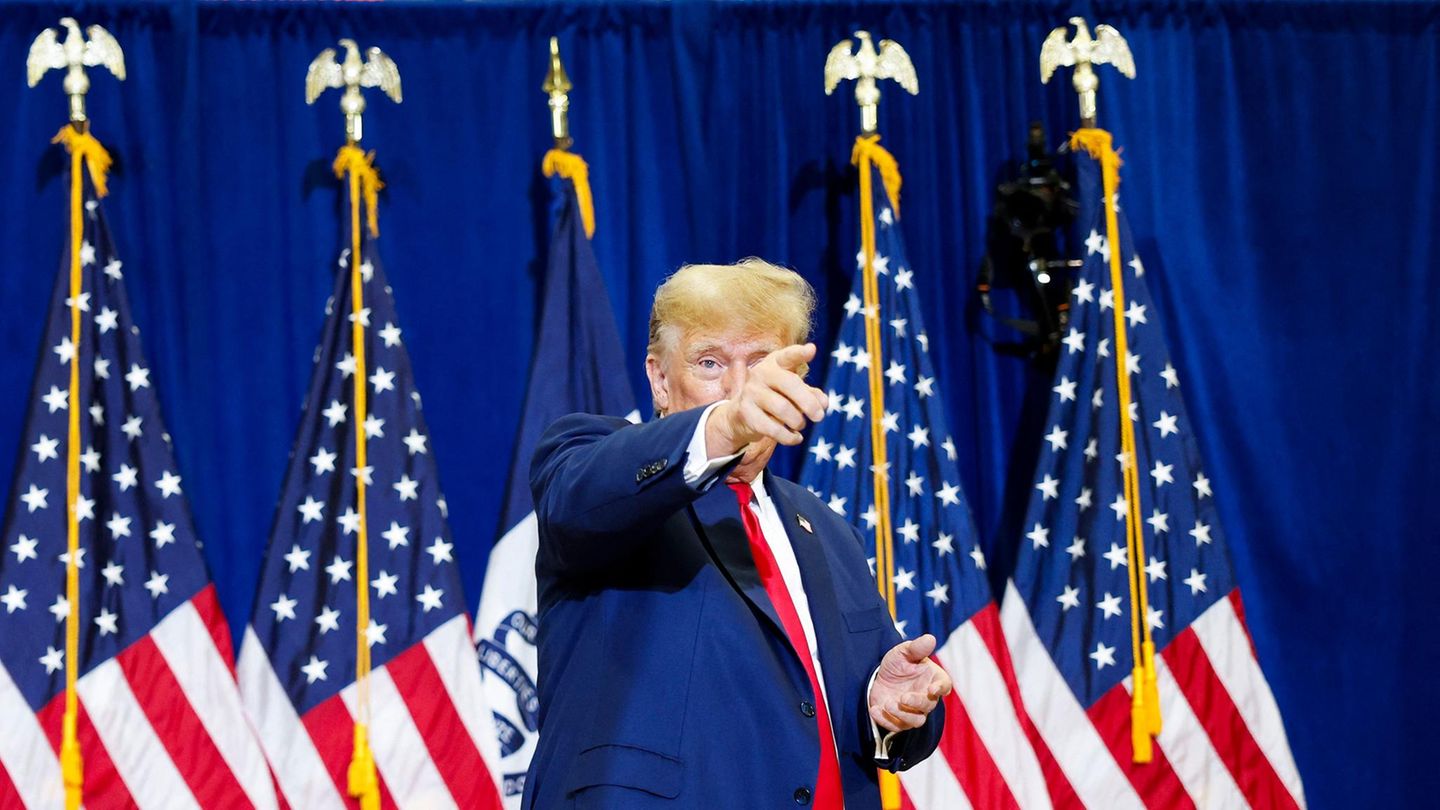 Donald Trump zeigt bei einer Wahlkampfveranstaltung nach vorne