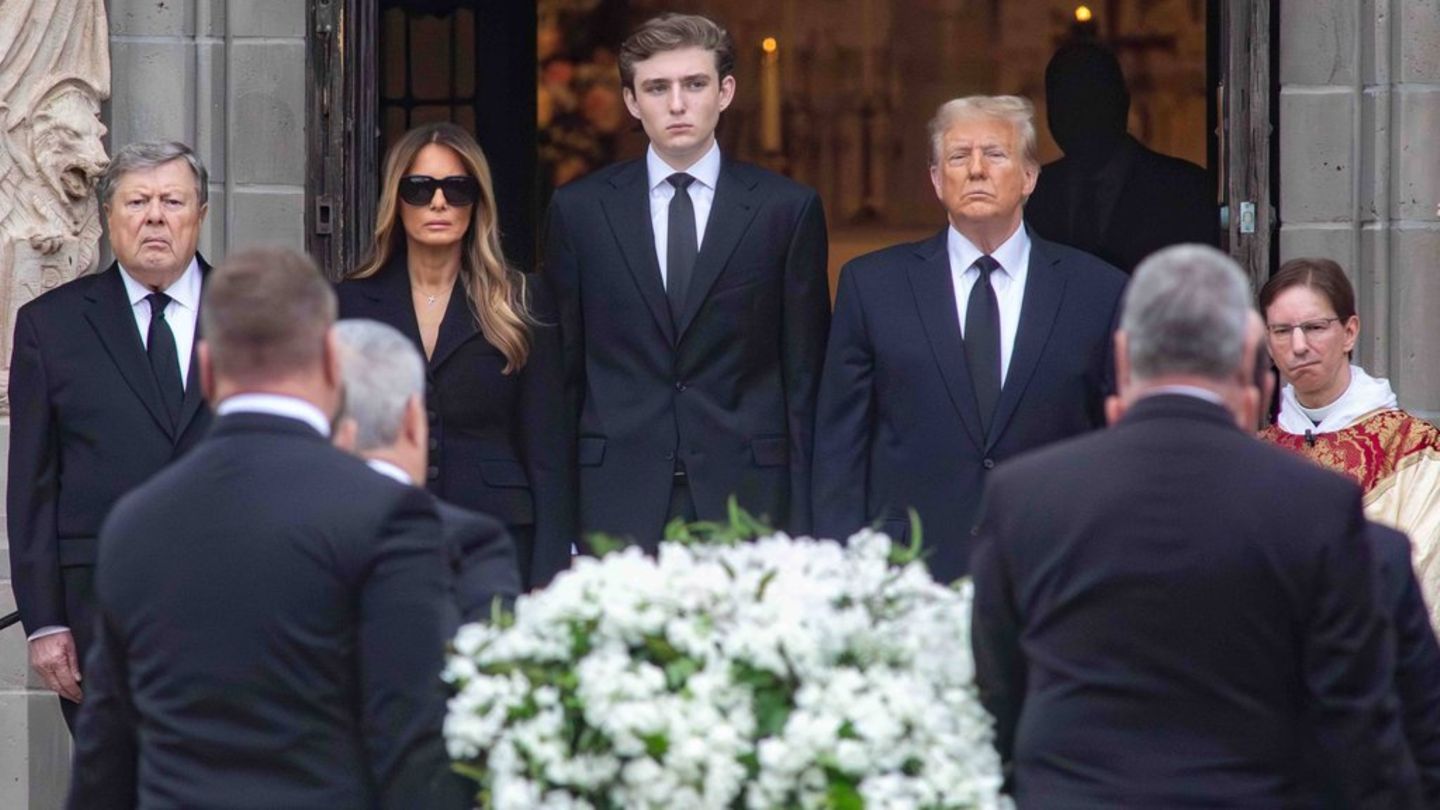 Melania Trump gemeinsam mit Sohn Barron und Ehemann Donald auf der Beerdigung ihrer Mutter Amalija Knavs.