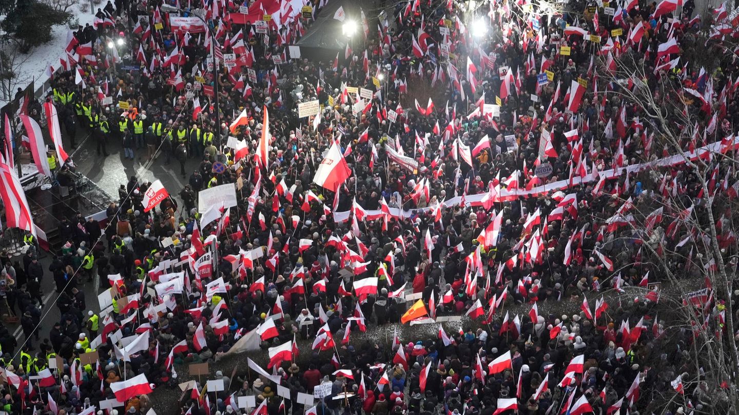 Anhänger der abgewählten rechtsnationalen PiS-Regierung bei einer Demonstration in Warschau am vergangenen Donnerstag