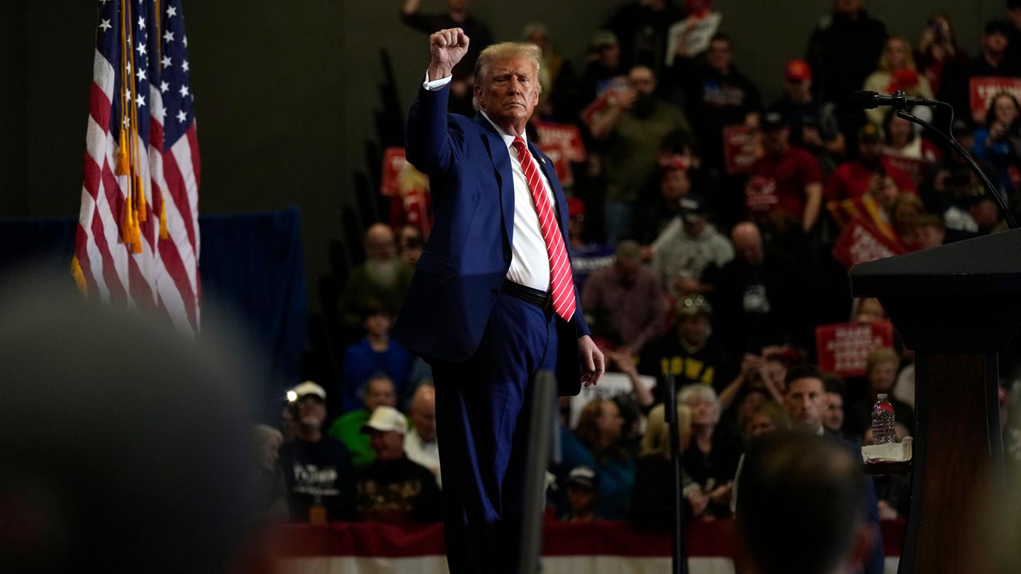 Donald Trump streckt auf einer Wahlkampfveranstaltung in Iowa die Faust in die Luft