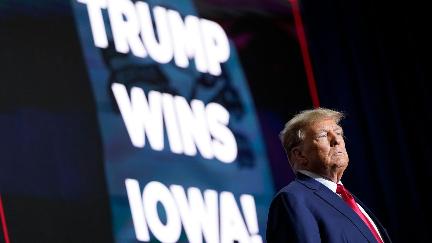 Die Anzeigetafel hinter Donald Trump verkündet es: Der Ex-Präsident hat in der Vorwahl in Iowa einen deutlichen Sieg eingefahren.