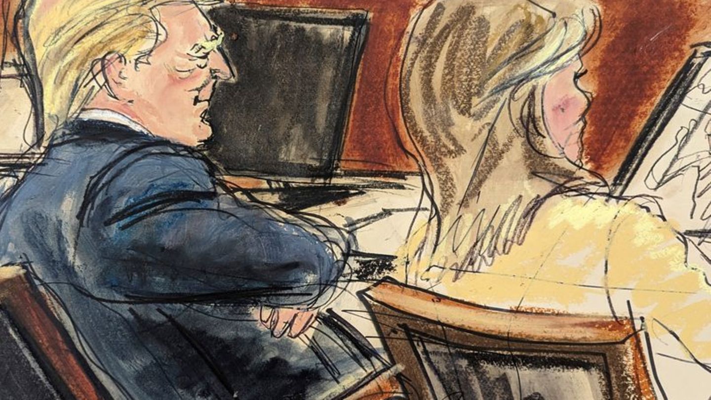 Die Skizze zeigt Donald Trump neben seiner Anwältin im Gerichtssaal in New York. Foto: Elizabeth Williams/AP/dpa