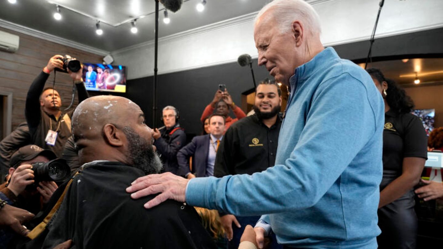 Am zurückliegenden Samstag macht US-Präsident Joe Biden in einem Friseurladen in Columbia, South Carolina einen Zwischenstopp. 