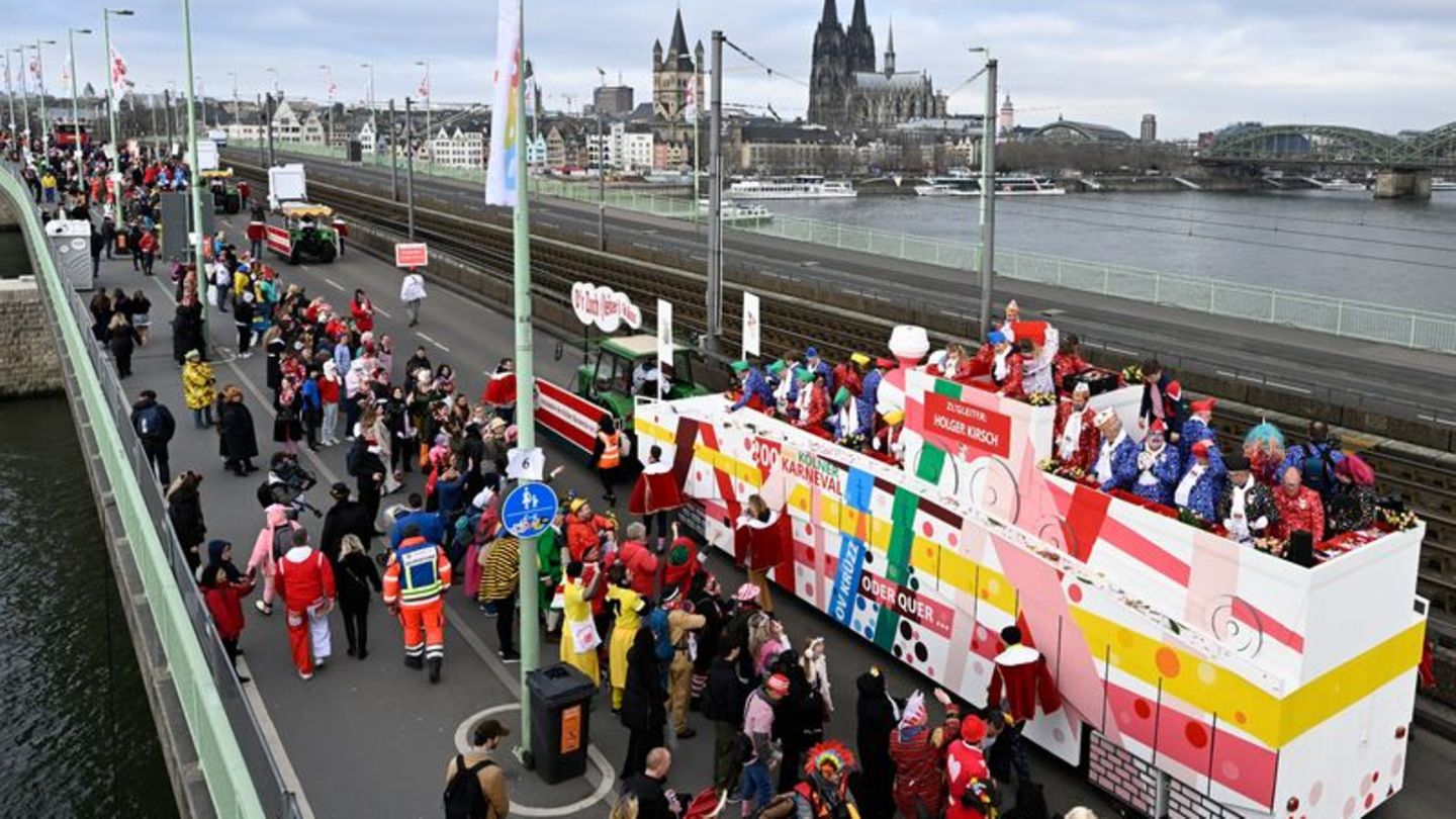 Der Karnevalswagen des Zugleiters des Rosenmontagszuges überquert die Deutzer Brücke. Foto: Roberto Pfeil/dpa/Archivbild