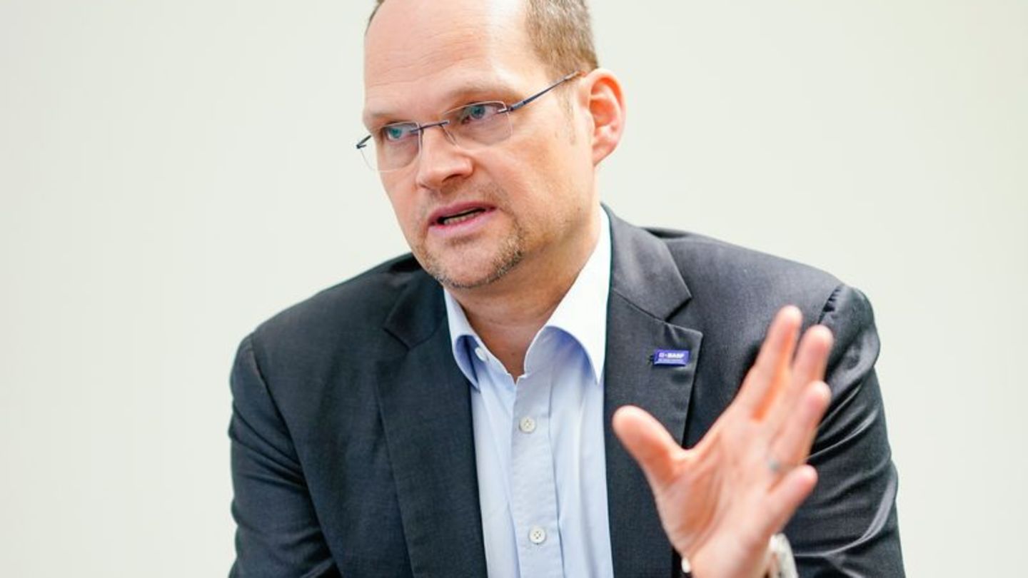 Dirk Elvermann, Finanzvorstand des Chemiekonzerns BASF, während eines Interviews. Foto: Uwe Anspach/dpa