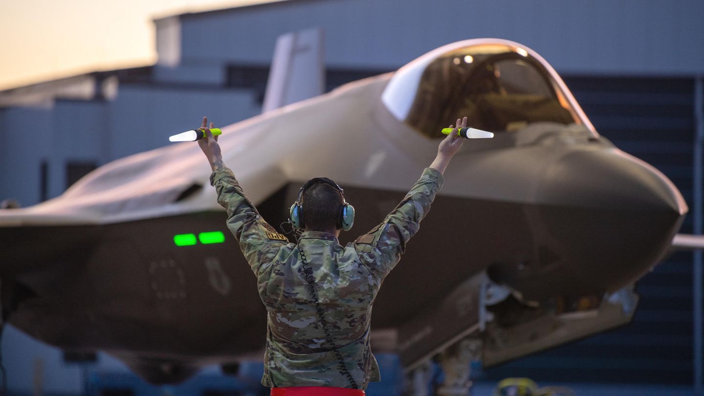 Ein Crew Chief der U.S. Air Force der 158th Fighter Wing gibt einem F-35A Lightning II-Kampfflugzeug Zeichen
