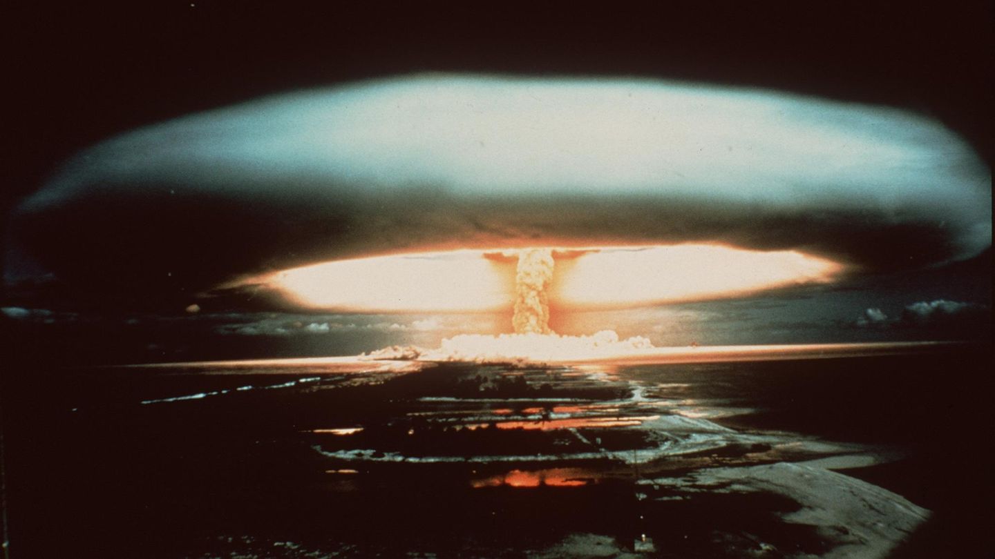 Atompilz nach der Explosion einer Atomwaffe über dem Mururoa-Atoll 1970