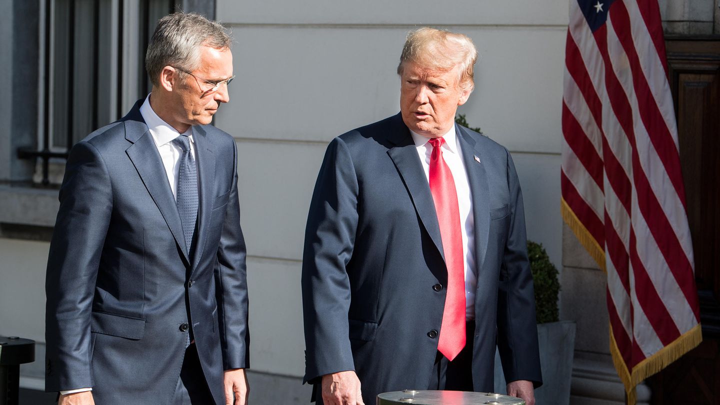 Donald Trump neben Nato-GeneralsekretärJens Stoltenberg