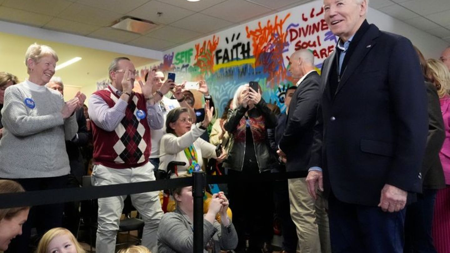 Joe Biden begrüßt Mitarbeiter und Freiwillige in der Wahlkampf-Zentrale in Wilmington. Foto: Alex Brandon/AP/dpa