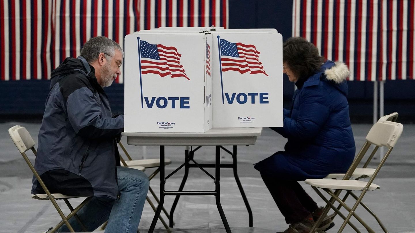 Zwei Bürger geben bei den Vorwahlen in New Hampshire ihre Stimme an. Die große Mehrheit der Amerikaner wird allerdings ausgeschlossen, ihre Kandidaten zu bestimmen.