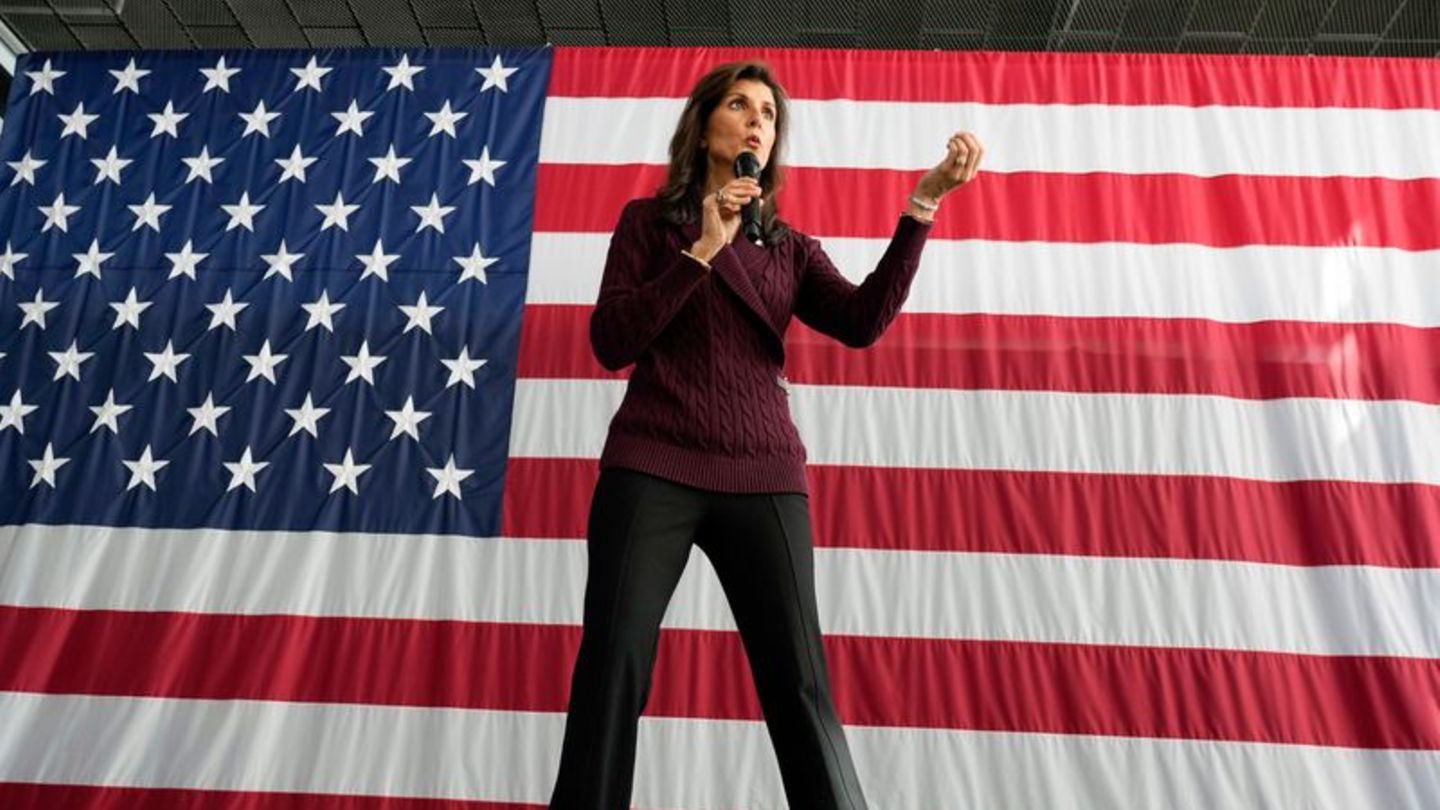 Nikki Haley vor einer US-Flagge