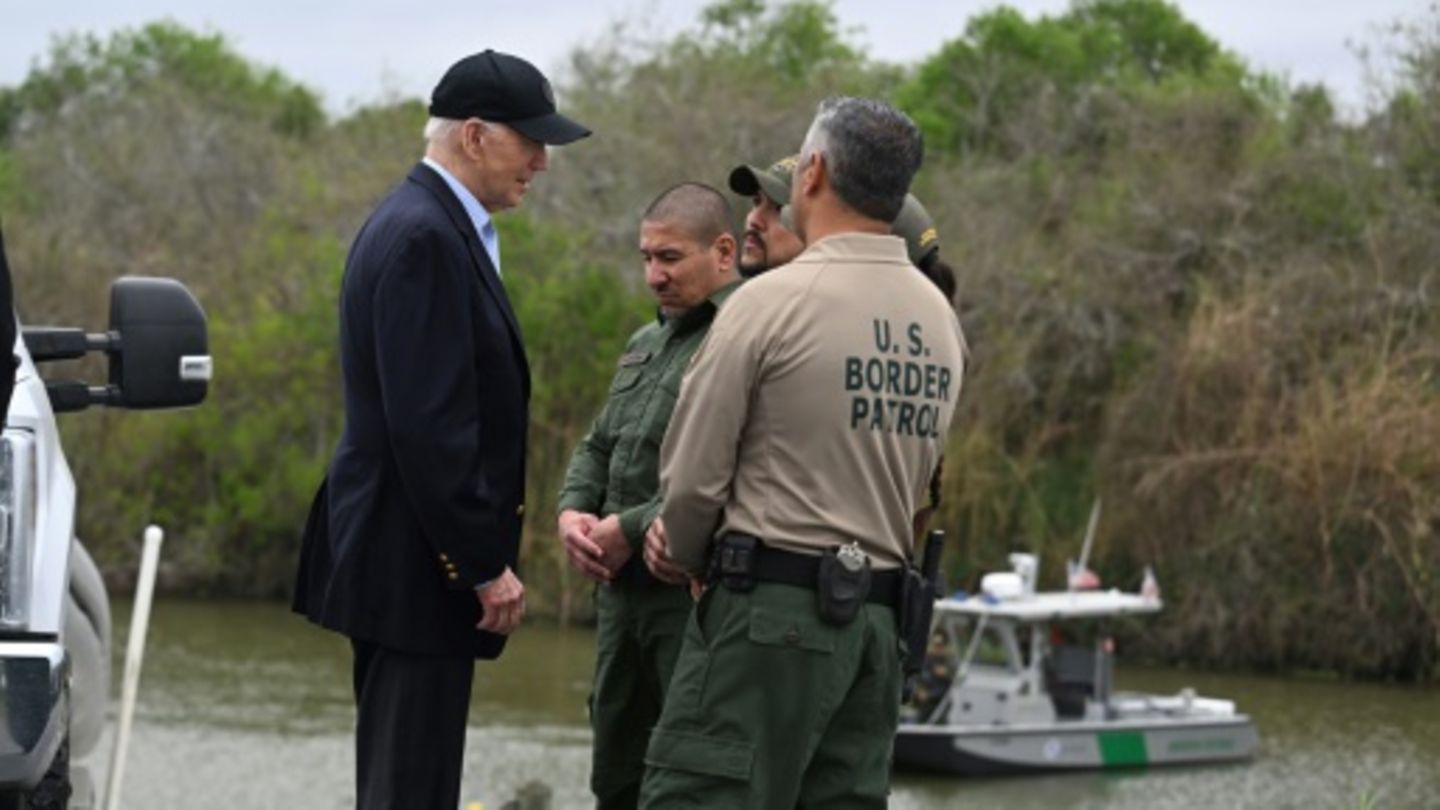 Biden (l.) spricht mit Grenzschützern