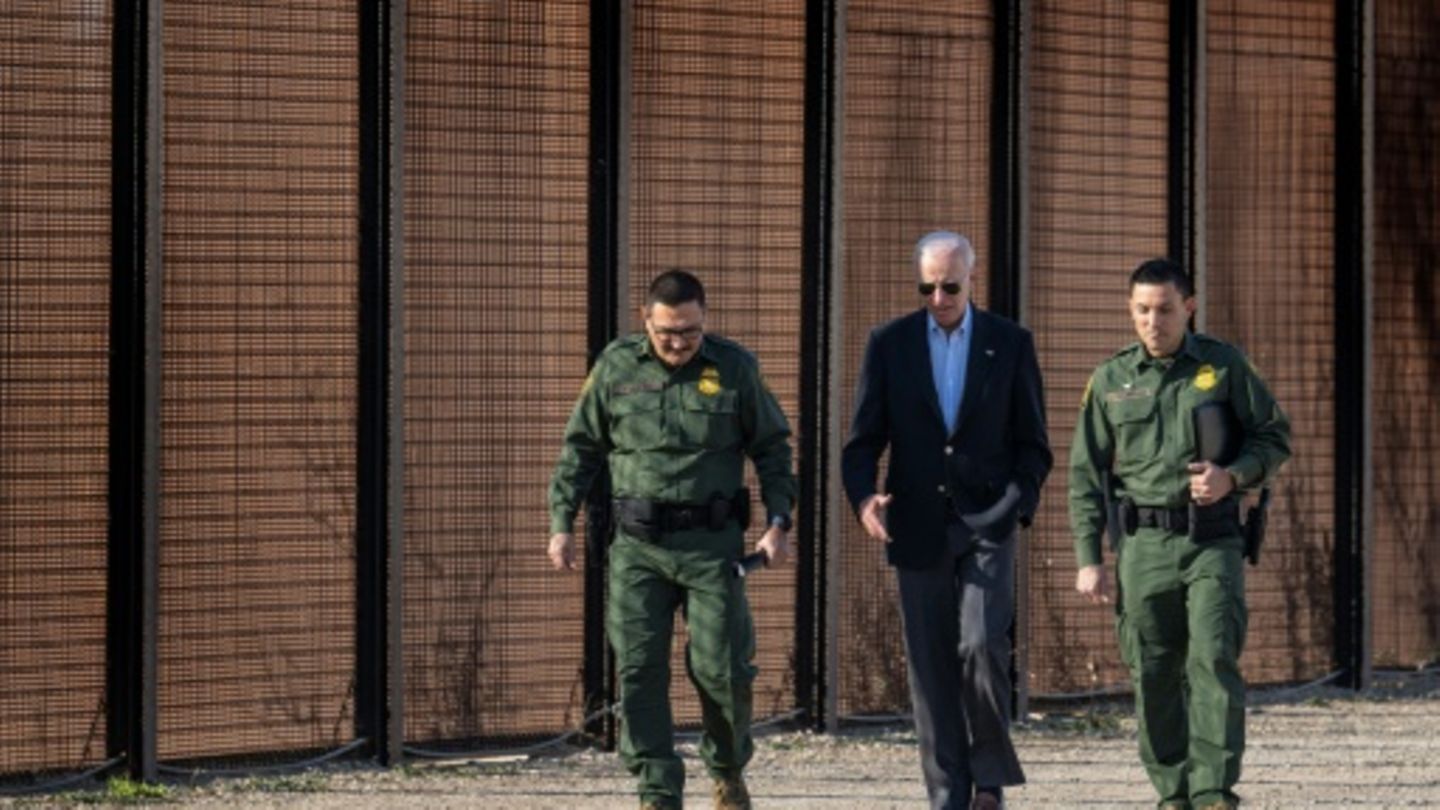 Biden (M.) bei einem Besuch an der Grenze zu Mexiko im Januar