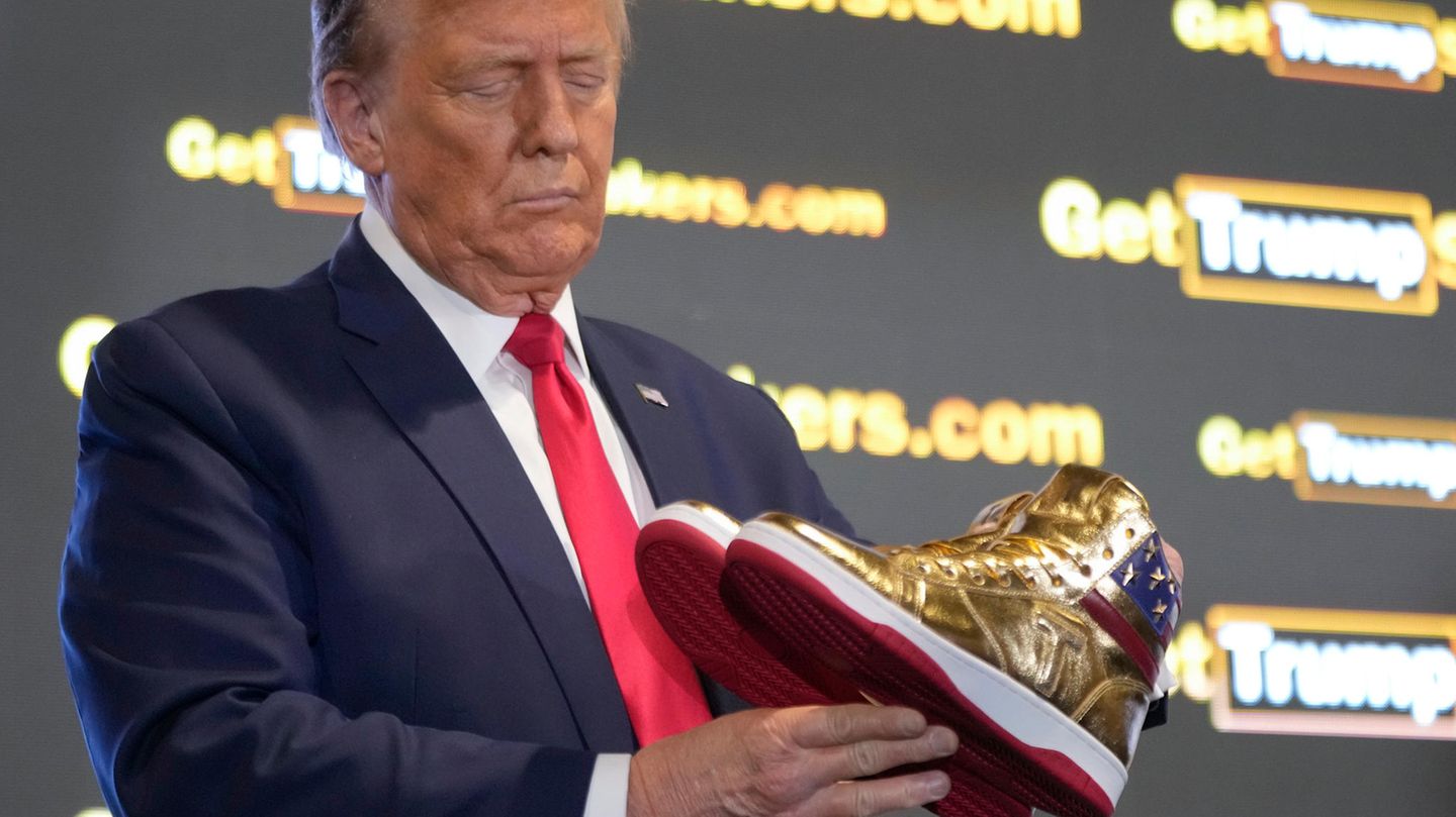 Donald Trump goldene Sneaker