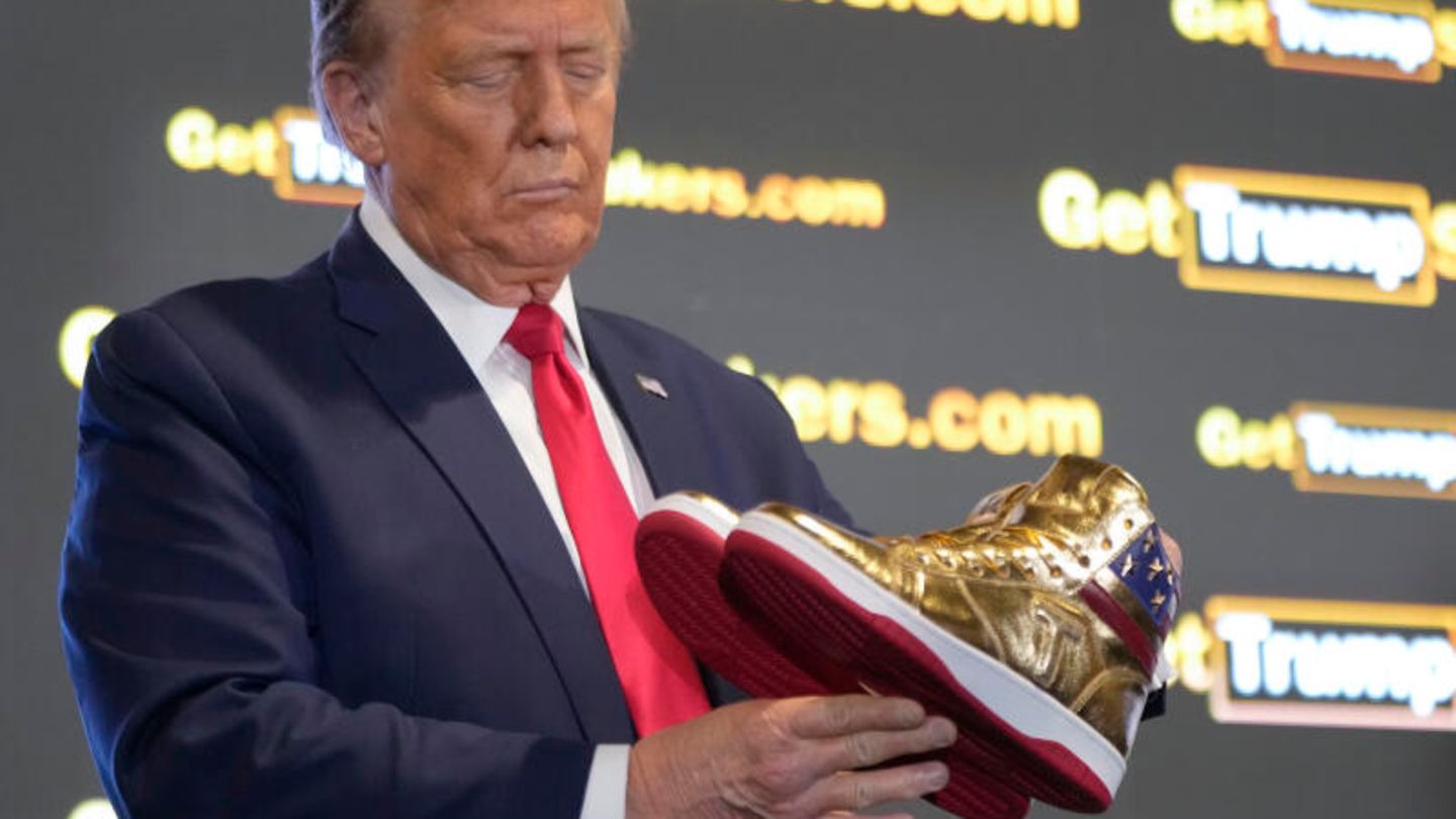 Donald Trump mit seinen goldenen Sneakern