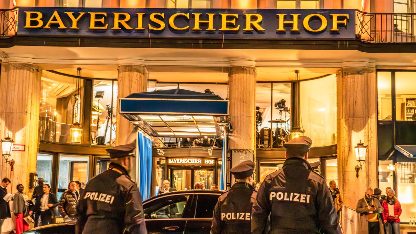 Mehr als 5000 Polizeibeamte sichern das Hotel Bayerischer Hof, in dem die Münchner Sicherheitskonferenz stattfindet
