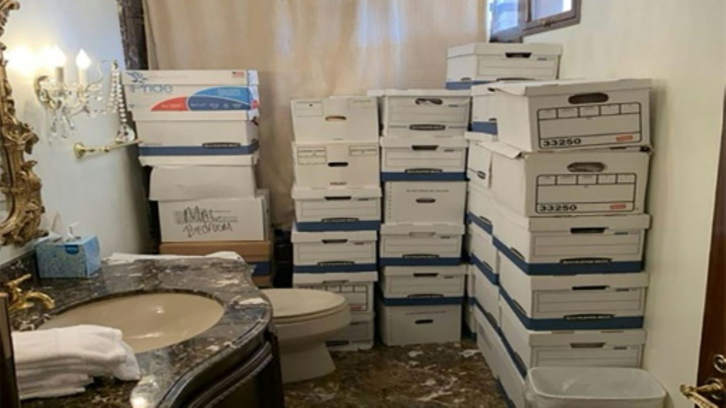 Kisten mit Akten in einem Badezimmer von Trumps Anwesen