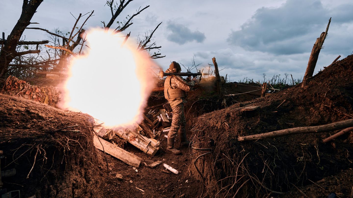 Rückzug nach langen Kämpfen: Ein ukrainischer Soldat im Schützengraben in der Nähe von Awdijiwka
