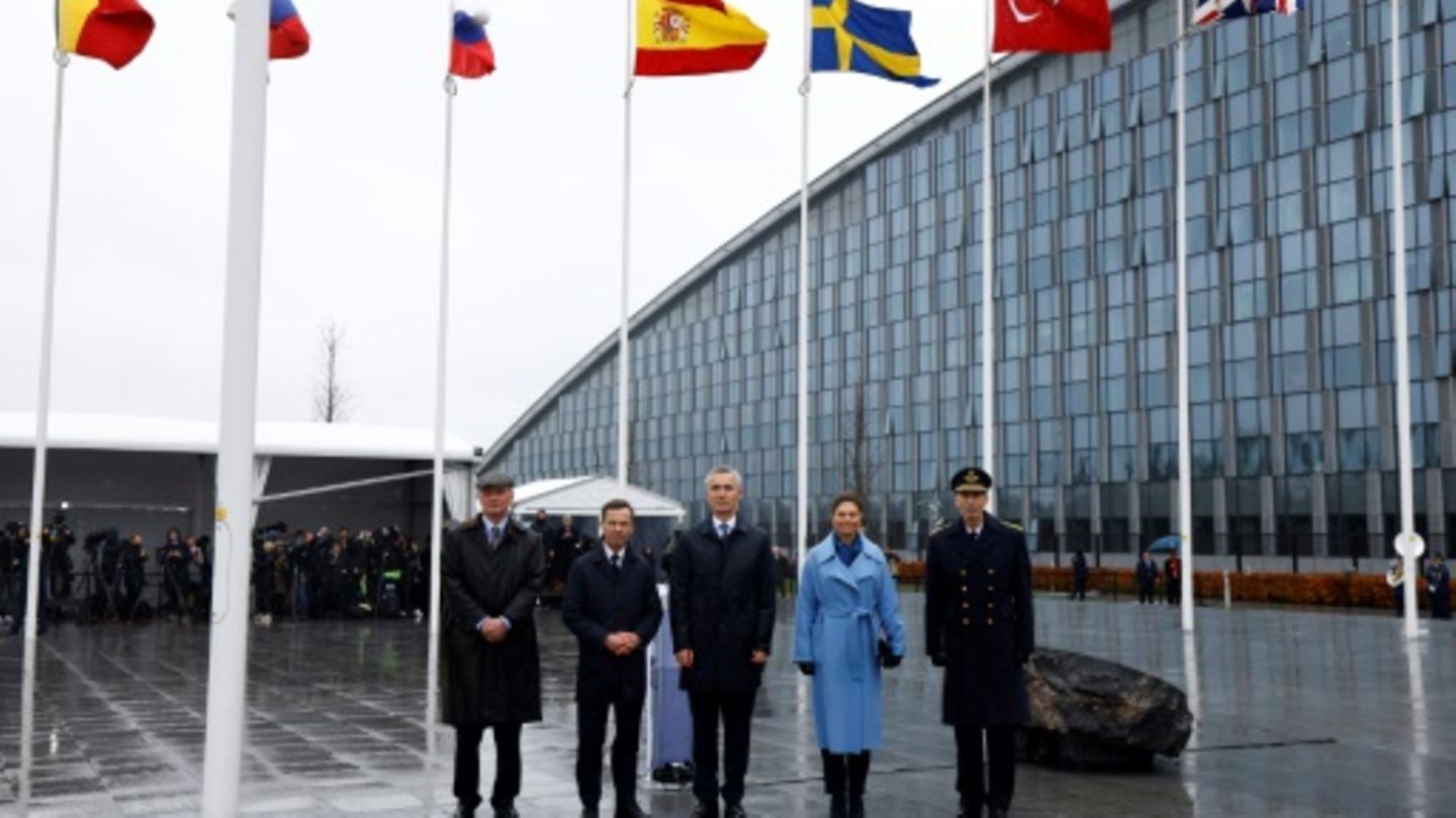 Schwedens Kronprinzessin Victoria und Regierungschef Kristersson (2.v.l.) bei der Nato-Zeremonie
