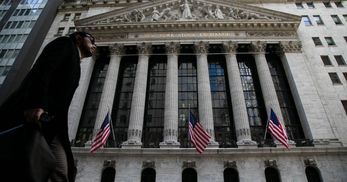 Wall Street starts 'in the red' due to uncertainty in Fed rates;  Nasdaq falls 1.40%