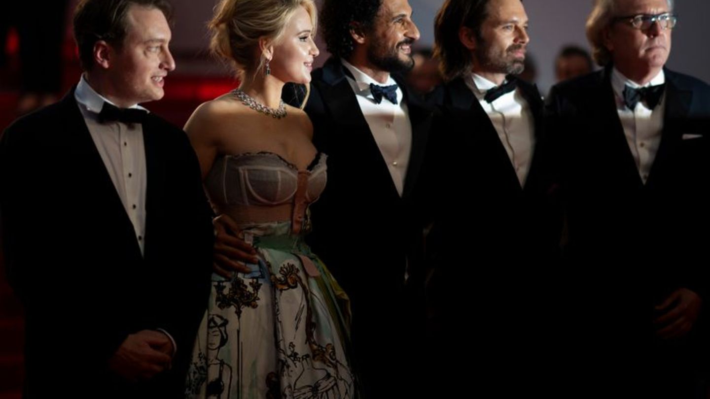 Gabriel Sherman (l-r), Maria Bakalova, Regisseur Ali Abbasi, Sebastian Stan und Martin Donovan nach der Premiere des Films "The