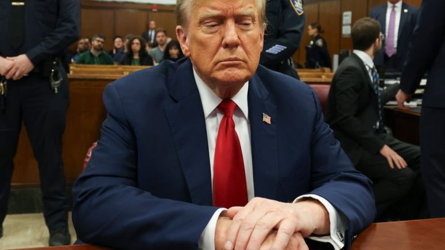 Richter Merchan hat eine Strafe von 1000 Dollar gegen den ehemaligen Präsidenten Donald Trump verhängt. Foto: Brendan McDermid/P