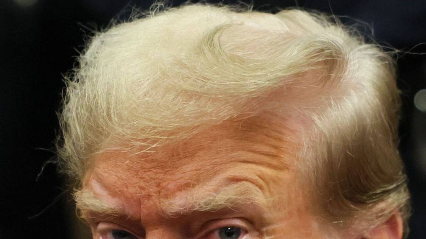 Können diese Augen lügen? Donald Trump beteuert in allen Verfahren seine Unschuld. Foto: Brendan McDermid/Pool Reuters/AP/dpa