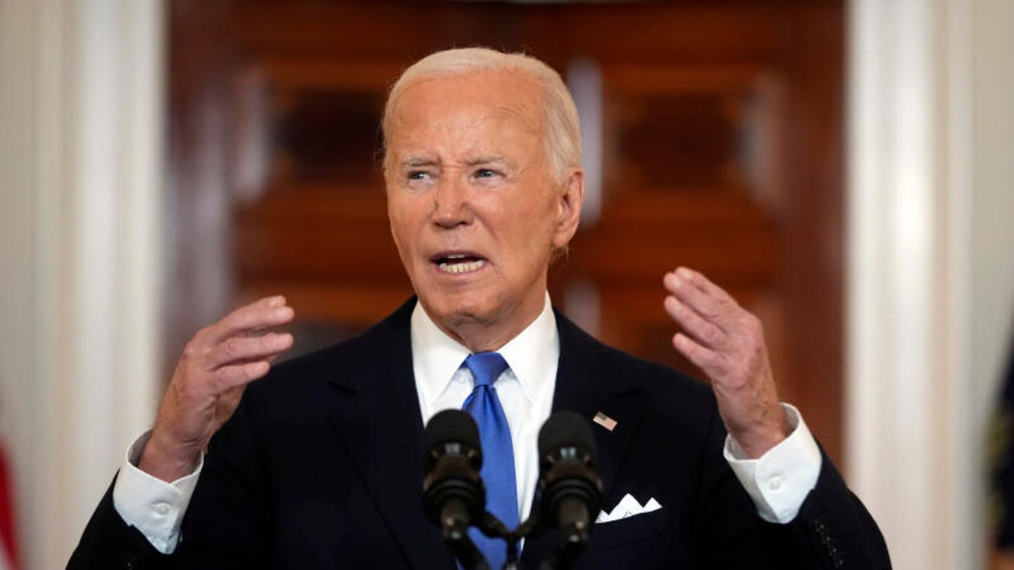 US-Präsident Joe Biden spricht in der Cross Hall des Weißen Hauses